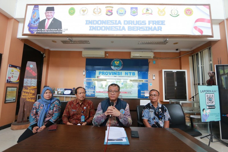Foto Suasana Press Release Capaian Kinerja Semester I Tahun 2025 dan Pengungkapan DPO Narkotika oleh BNNP NTB Foto Suasana Press Release Capaian Kinerja Semester I Tahun 2025 dan Pengungkapan DPO Narkotika oleh BNNP NTB